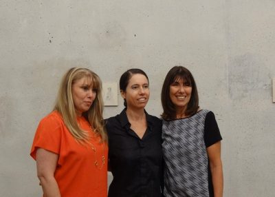 De izquierda a derecha, la curadora Francine Birbragher, la artista local Victoria Gitman y la Directora de Letra Urbana Mónica Prandi