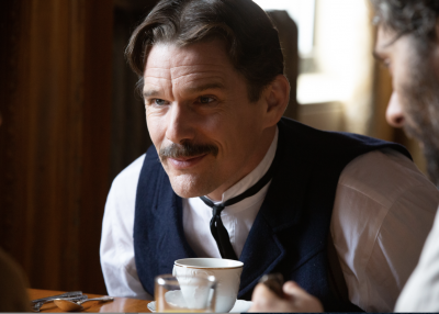 Ethan Hawke como “Nikola Tesla”. Cortesía de IFC Films. 